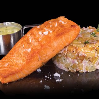 Филе от сьомга с ароматен картофен фондан (350г)