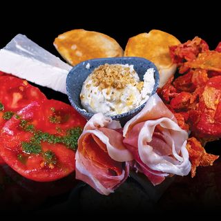Салата с розов домат и чушки в темпура (400 гр.)