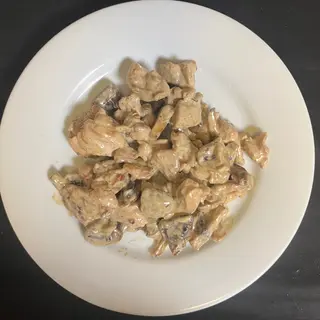 Пилешки късчета с гъби и топено сирене