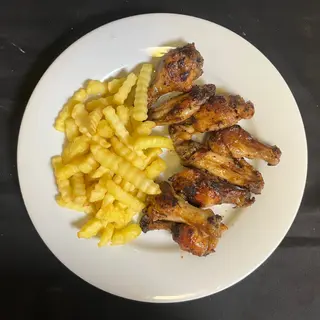 Ароматни крилца гарнирани с пържени картофки