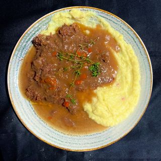 Дърпано телешко месо с печен сос и картофено пюре 450гр.