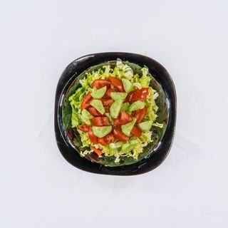 Зелена салата с домати и краставици