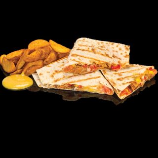 Кесадия с дърпано свинско и уеджис