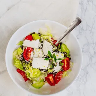 Cheese Greens Zone 300 гр - салата с козе сирене и черна леща