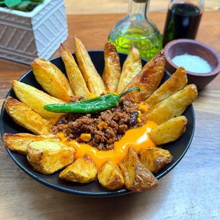 Fried potatoes with cheddar sause and chilli con carne (230г)
