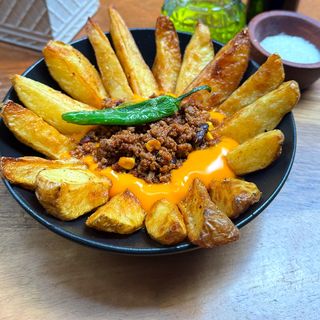 Fried potatoes with cheddar sause and chilli con carne (230г)