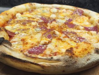 Пица Сирена с луканков салам (300г)