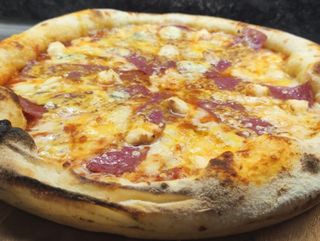 Пица Сирена с луканков салам (500г)