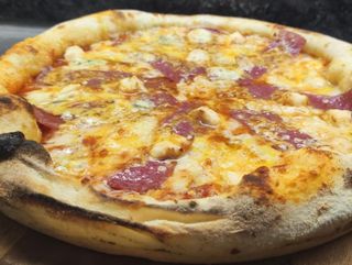 Пица Сирена с луканков салам (1500г)