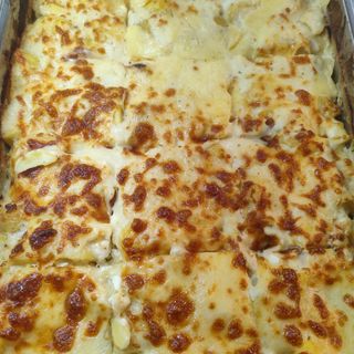 Огретен със сирене кашкавал и сметана