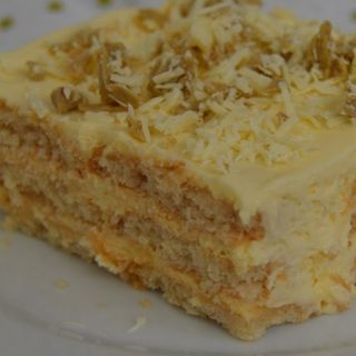 Бисквитена торта с бял крем 