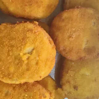 Кордонбльо с гарнитура пържени картофи и млечна салата