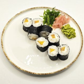 Хосомаки с манго и крема сирене