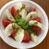 Домат със сирене и песто 