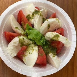 Домат със сирене и песто 