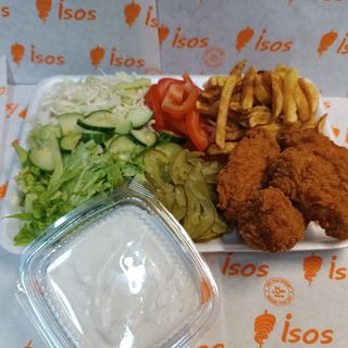 ПОРЦИЯ КРИЛЦА С ПЪРЖЕНИ КАРТОФИ И САЛАТИ