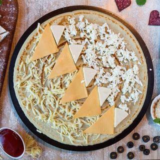 Палачинка със свинско филе, луканка, шунка, топено, кашкавал, чедър