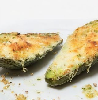 Пълнено авокадо с мус от сирене, песто и ядки (300г)