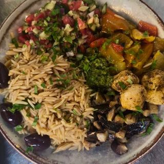 Вегетарианска купа с басмати,печени чушки,салата краставици,самар дала,постно сирене от булгур