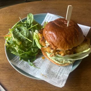 Вегетариански бургер в брьош със стек карфиол,синьо сирене,ранч от синьо сирене,