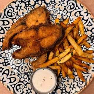 Пържен котлет от шаран с домашни картофки и сос майонеза