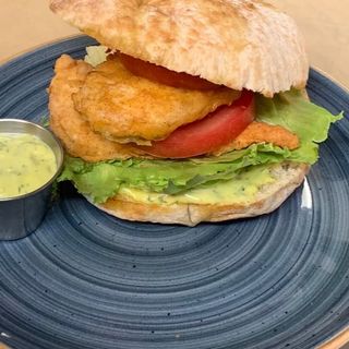 Сандвич с хрупкава риба,айсберг,сос тартар,домат