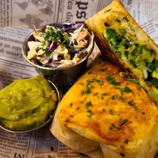 Кесадия с чедър,кашкавал,зелена чушка ,гуакамоле 