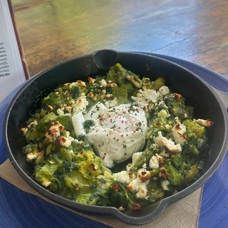 Задушени яйца със заатар,спанак и краве дирене