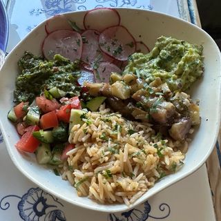 Студена купа басмати с гуакамоле, домати