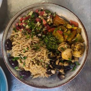 Студена купа басмати с домати,краставици,червен лук