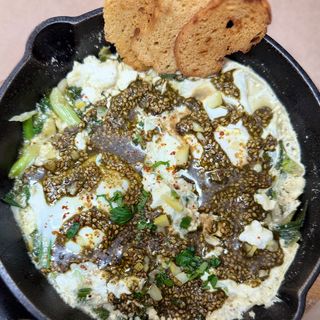 Задушени яйца с маринован лимон,краве сирене и заатар