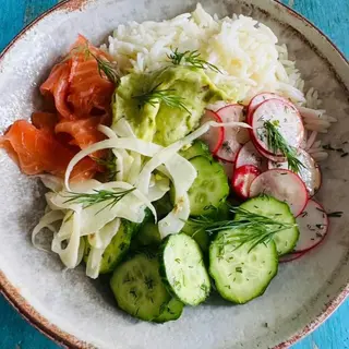 Протеинова купа със сьомга,пушена на място,маринован фенел