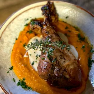 Печен пуешки бут с мус от тиква и маслено-горчичен сос