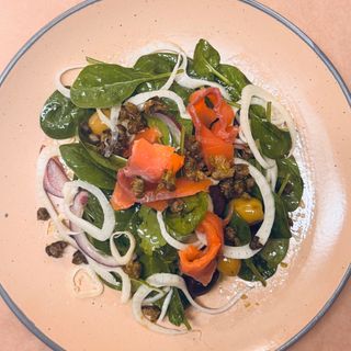 Салата Цезар с осолена  сьомга,айсберг