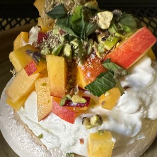 Павлова с поширана круша и натрошен шам фъстък)