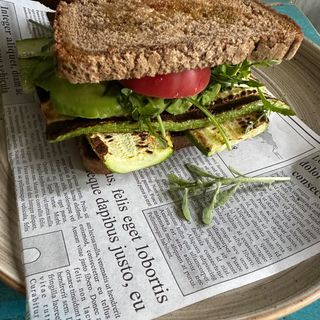 Тост с авокадо,грилована тиквичка,домат,рукола и песто