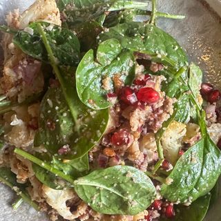 Салата с карфиол,нар,кус кус,бейби спанак