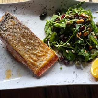 Грилована сьомга с хрупкава коричка,салата рукола,каперси,целина