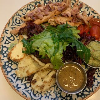 Гриловано пиле с микс зелени салати,ГриловАно халуми,гуакамоле и мери