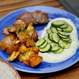 Телешки кюфтета на грил с мачкани картофи 