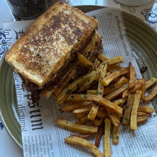 Клуб сандвич с печено телешко,твърдо сирене,сос и картофки