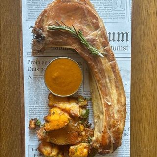 Пушен от нас кралски котлет с пържени картофки с билки и барбекю сос