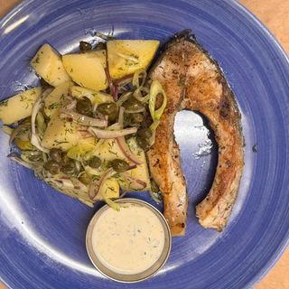 Пушен шаран на грил с картофена салата 