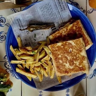 Кесадия с мляно телешко,пържени домашни картофи ,чедър и люта чушка