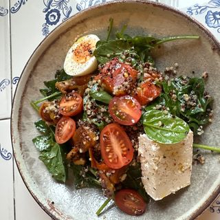 Свежа салата с киноа,бейби спанак,чери домат,краве сирене и яйце