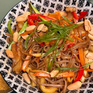 Соба нудли с морков, тиквичка,червена чушка, гъби 