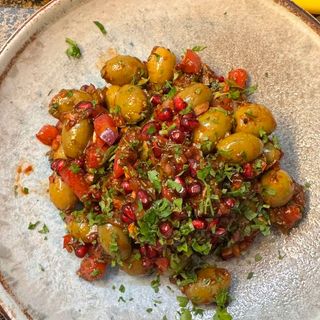 Салата с маслини,нар,домат и сос от нар