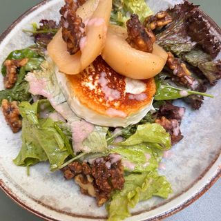 Салата с поширани круши, бейби спанак, рукола,