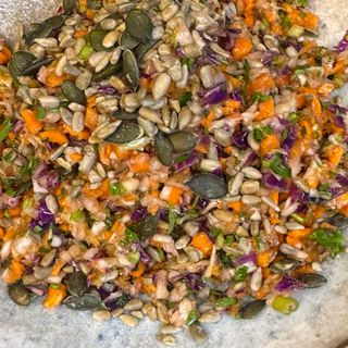 Цветна салата със зеле,моркови,целина,зехтин и лимон