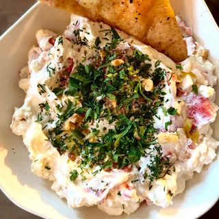 Лабне с печена чушка,сирене,орехи и магданоз